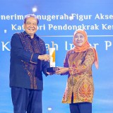 Berhasil Memajukan Desa, Khofifah Meraih Award Figur Akselerator Kemajuan Jatim