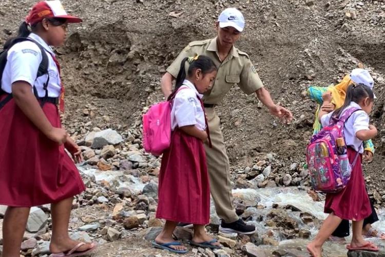 Kisah Inspiratif Guru di Pelosok Pacitan, Tempuh 76 Kilometer Setiap Hari Demi Mengabdi