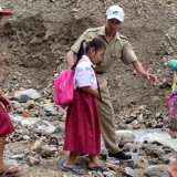 Kisah Inspiratif Guru di Pelosok Pacitan, Tempuh 76 Kilometer Setiap Hari Demi Mengabdi