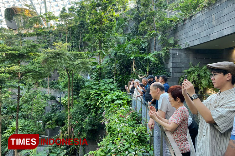 Para-pengunjung-menikmati-suasana-hijau-dan-asri.jpg