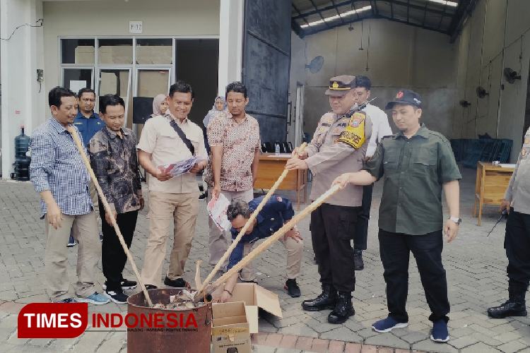 Cegah Penyalahgunaan, Ratusan Surat Suara Rusak Dimusnahkan KPU Gresik