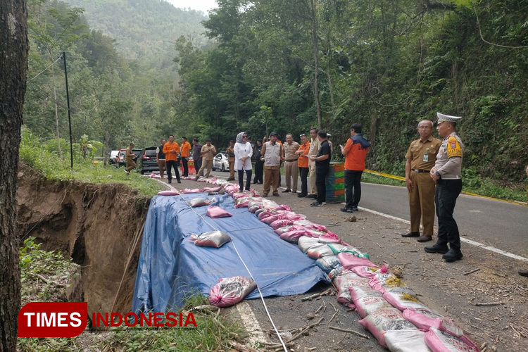 Langkah Cepat Tangani Longsor Jalan Tegalombo, Polres Pacitan dan PUPR Bersinergi