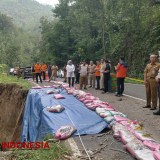 Langkah Cepat Tangani Longsor Jalan Tegalombo, Polres Pacitan dan PUPR Bersinergi