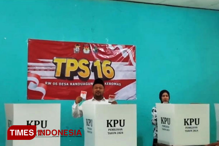 Diiringi Shalawat, Cabup Gus Yani Nyoblos di TPS 16 Randuagung Gresik