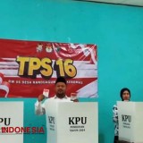 Diiringi Shalawat, Cabup Gus Yani Nyoblos di TPS 16 Randuagung Gresik