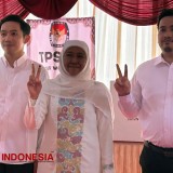 Nyoblos Bareng Kedua Putranya, Khofifah Minta Relawan Totalitas Kawal Suara