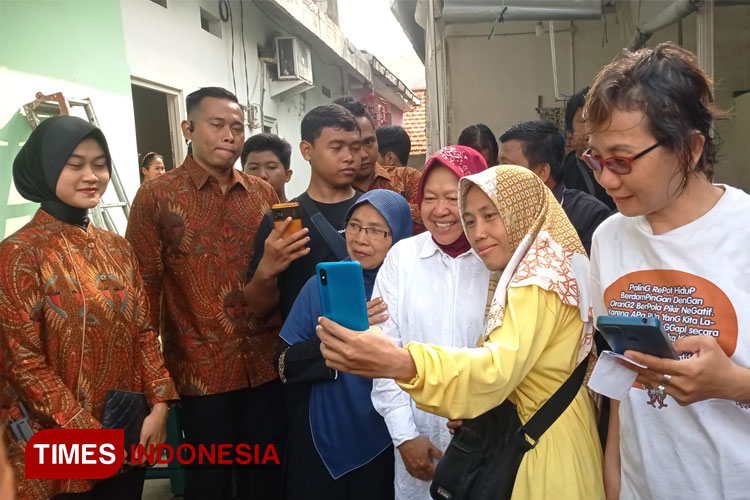 Usai Nyoblos Risma Keliling Kampung