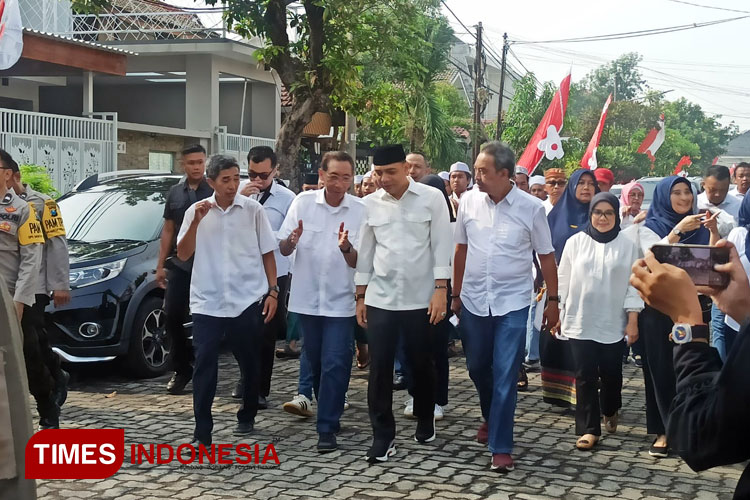 Diiringi Hadrah, Eri Cahyadi Berangkat Nyoblos Bersama Keluarga