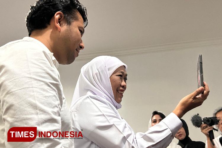 Hasil Quick Count Unggul, Khofifah-Emil Langsung Video Call Jokowi 