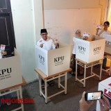 Cawali Batu Nur​ochman Nyoblos Bareng Keluarga dan Tetangga