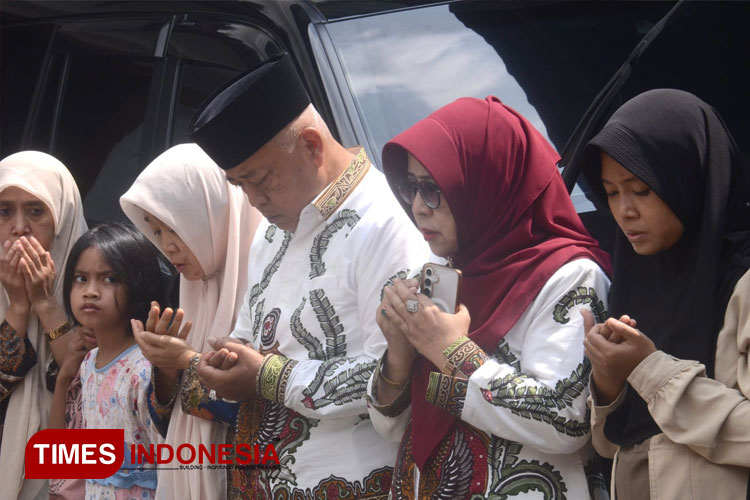 Sanusi-didampingi-isteri-Anis-Zaidi-2.jpg