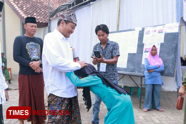 Datang ke TPS Bersama Anak Istri, Cabup Banyuwangi Gus Makki Disambut Warga