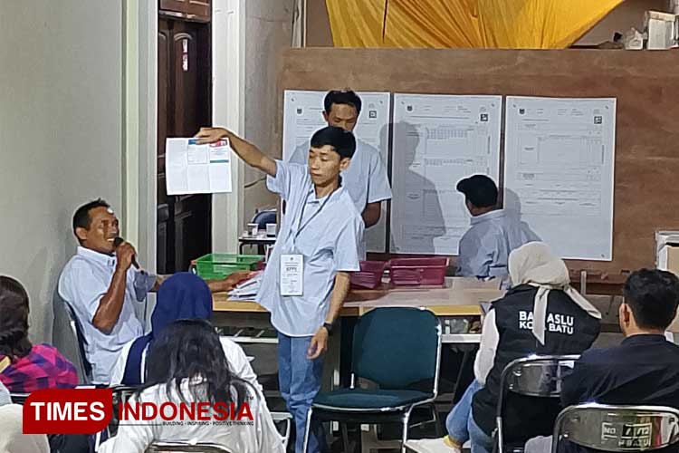 Nurochman Menang di TPS Rumahnya