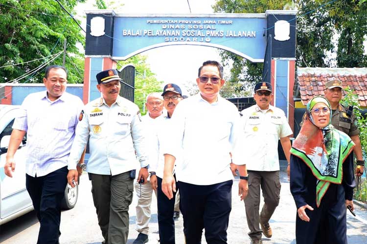 Pastikan Pilkada Sukses, Pj Gubernur Adhy Tinjau TPS 9 di UPT Balai PMKS Sidoarjo