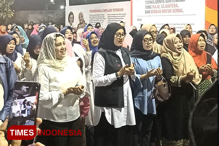 Sambut Kemenangan Versi Quick Count LSI Denny JA, Ipuk-Mujiono Doa Bareng Emak-emak