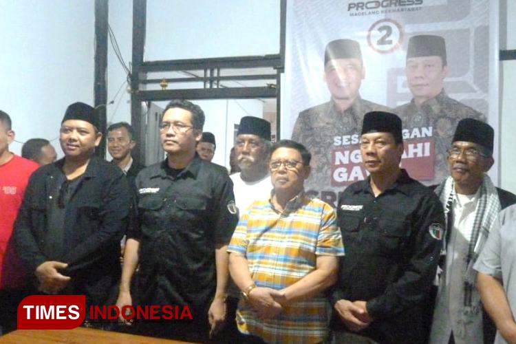 Calon Bupati, Calon Wakil Bupati Magelang dan Tim Pendukung saat berada di Posko Pemenangan. (FOTO: Sulistiyo / TIMES Indonesia)