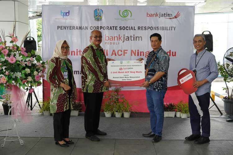 Tingkatkan Pelayanan Kesehatan Mata, Bank Jatim Serahkan CSR Mobil Operasional ke RSMM Jawa Timur