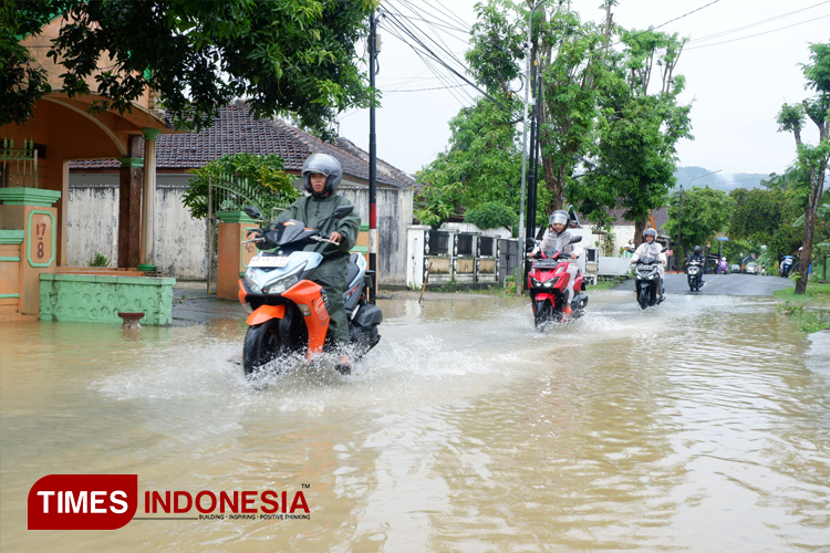 Banjir di Jalan MT Haryono Pacitan, Drainase Meluap Ganggu Aktivitas Warga