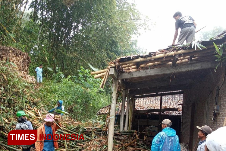 Gotong Royong Warga, Rumah di Bandar Pacitan yang Tertimpa Bambu Kini Bisa Ditempati