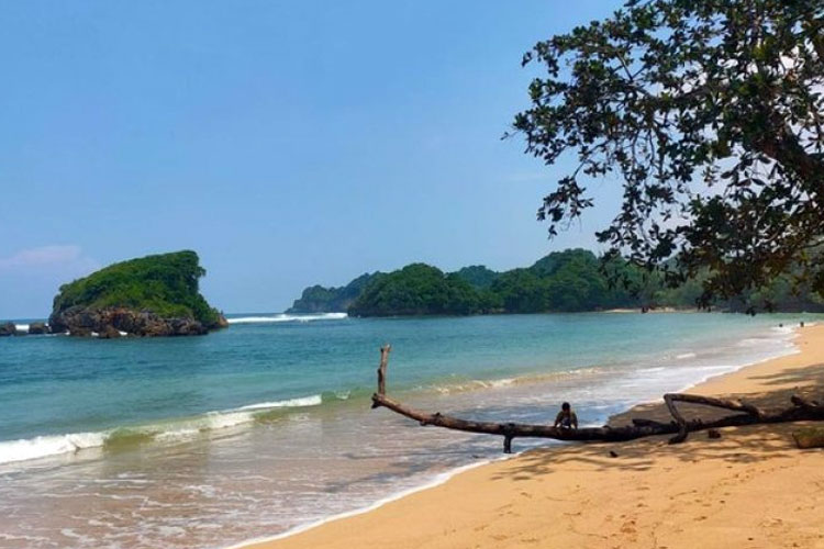 Penorama elok bibir Pantai Kondang Merak Bantur, Kabupaten Malang, dengan ombak tenang dan hamparan pasir bersih, cocok untuk berlibur pengunjung. (Foto Disparbud Kab. Malang)