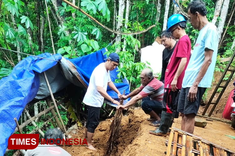 Rumahnya Nyaris Ambles, Warga Pacitan Ini Trauma Tiap Hujan Deras