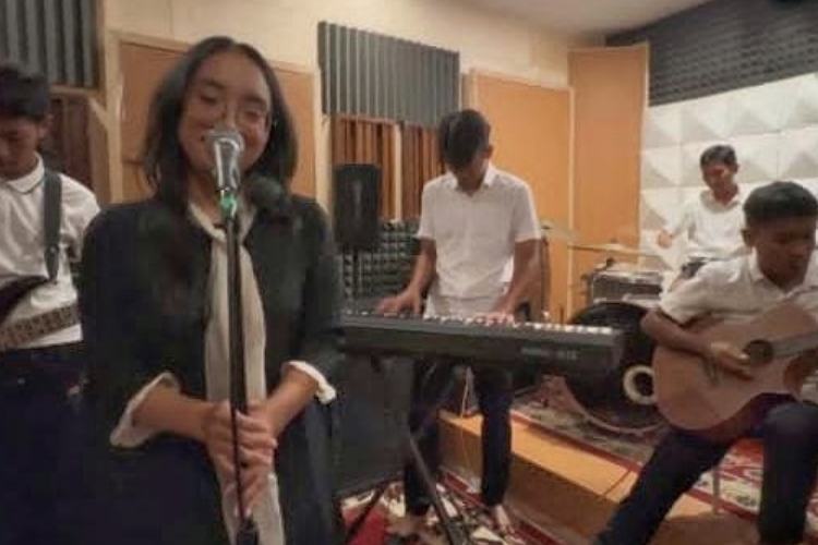 Serukan Perang Lawan Korupsi, Siswa SMAN 1 Pacitan Rilis Lagu Rock Akustik