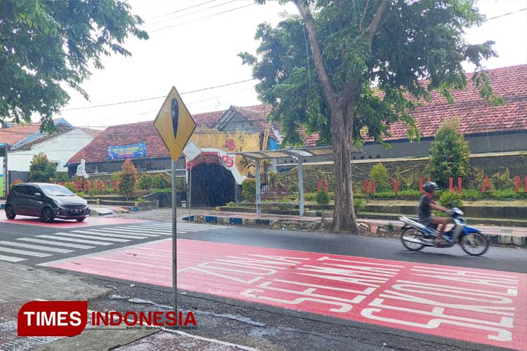 Jamin Keselamatan Pelajar, Tiga Sekolah Di Banyuwangi Dipasang Marka ZOSS