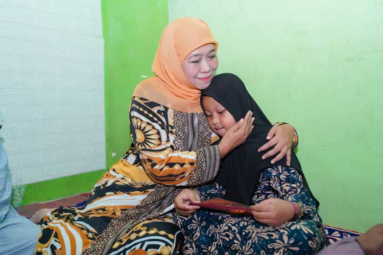 Khofifah Takziyah ke Rumah Duka Keluarga Daris di Situbondo