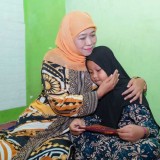 Khofifah Takziyah ke Rumah Duka Keluarga Daris di Situbondo