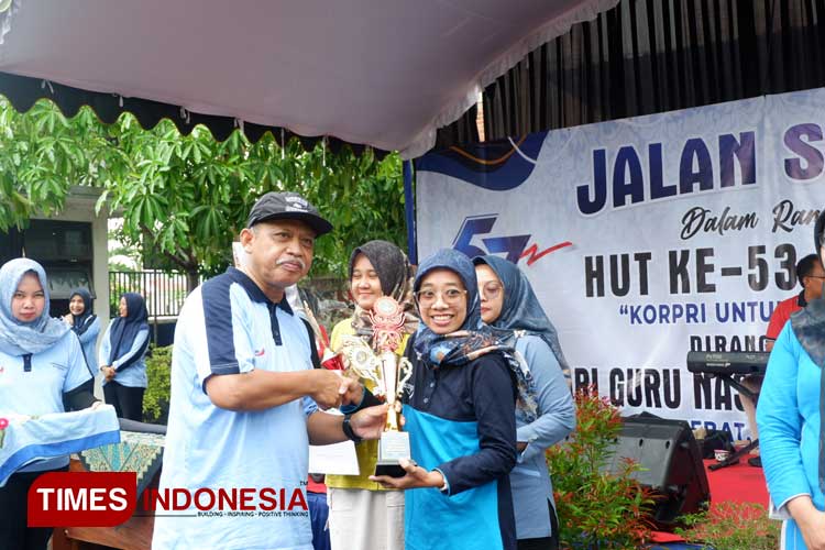 Meski Gerimis, Dindik Pacitan Rayakan Hari Guru Nasional 2024 dengan Meriah