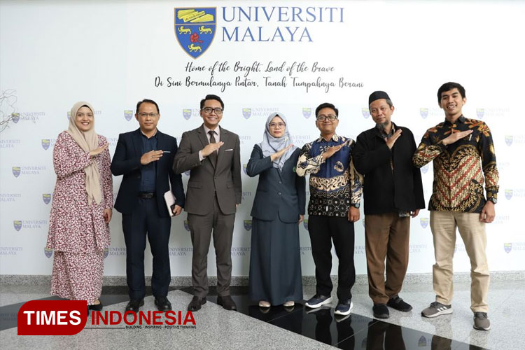 Tim Fakultas Teknik Unisma Malang melakukan kunjungan ke University Malaya (UM) Malaysia. (FOTO: AJP TIMES Indonesia)B: Saat pertemuan dengan Faculty of Engineering ProfessorC: Penyerahan cinderamat