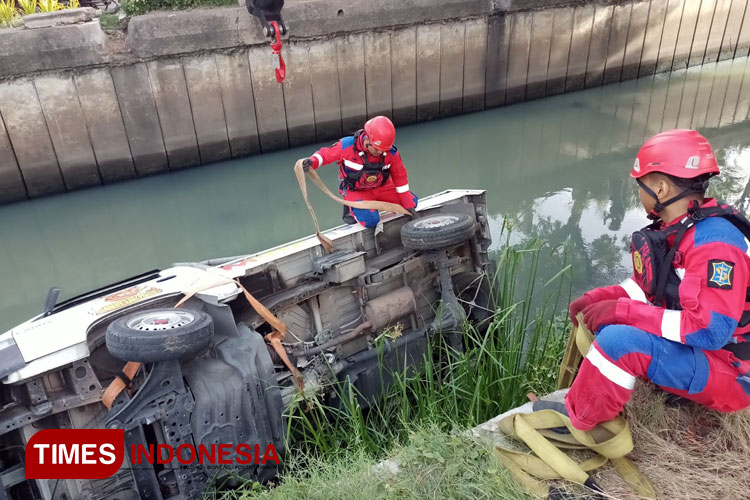 Belajar Nyupir, Mobil Pickup Terperosok ke Sungai Medokan Surabaya