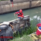 Belajar Nyupir, Mobil Pickup Terperosok ke Sungai Medokan Surabaya