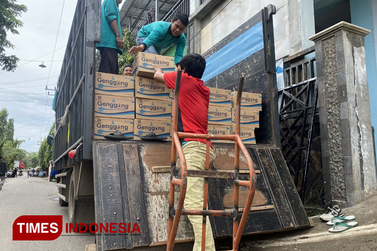 Krisis Air Bersih di Gili Ketapang, Gus Haris dan Relawan Kirim Ribuan Dus Air Minum