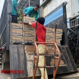 Krisis Air Bersih di Gili Ketapang, Gus Haris dan Relawan Kirim Ribuan Dus Air Minum