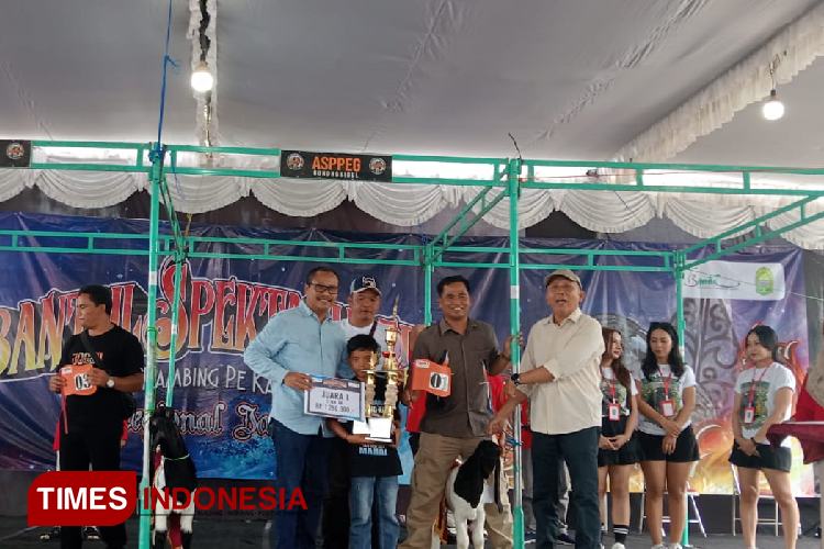 Sekretaris Daerah Agus Budiraharja memberikan hadiah piala dan uang untuk para pemenang (foto Edis -Times Indonesia)