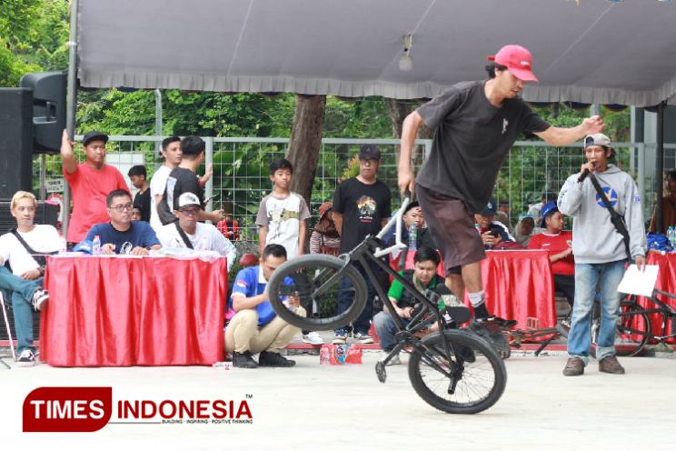 Atraksi pertandingan BMX Street dan Flatland dalam Forda II Jatim di Taman Bungkul Surabaya, Minggu (1/12/2024) sore.(Foto : Lely Yuana/TIMES Indonesia)