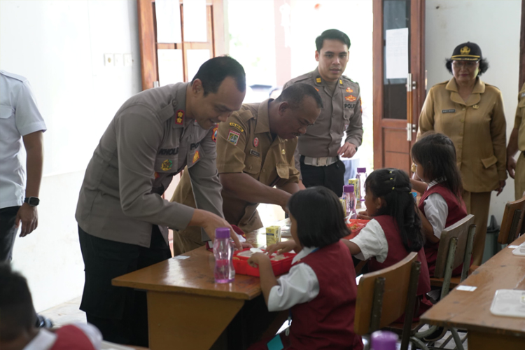 Polres Malang Bagi Makanan Bergizi 450 Pelajar, Diawali di Daerah Terdampak Banjir Sitiarjo