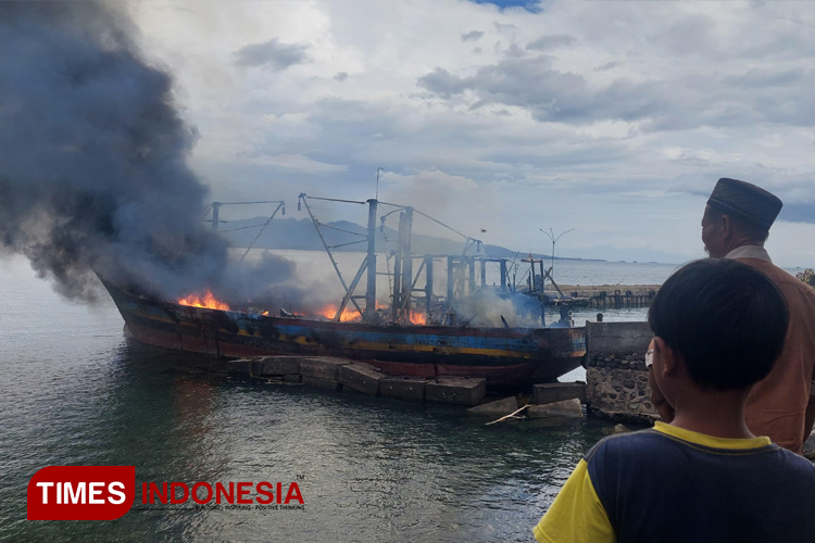 kapal-terbakar-2.jpg