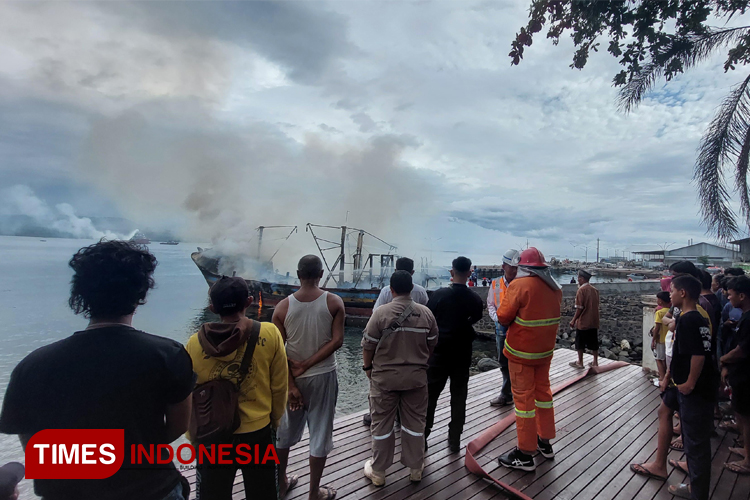 Dua Kapal Ikan di Kabupaten Banyuwangi Terbakar