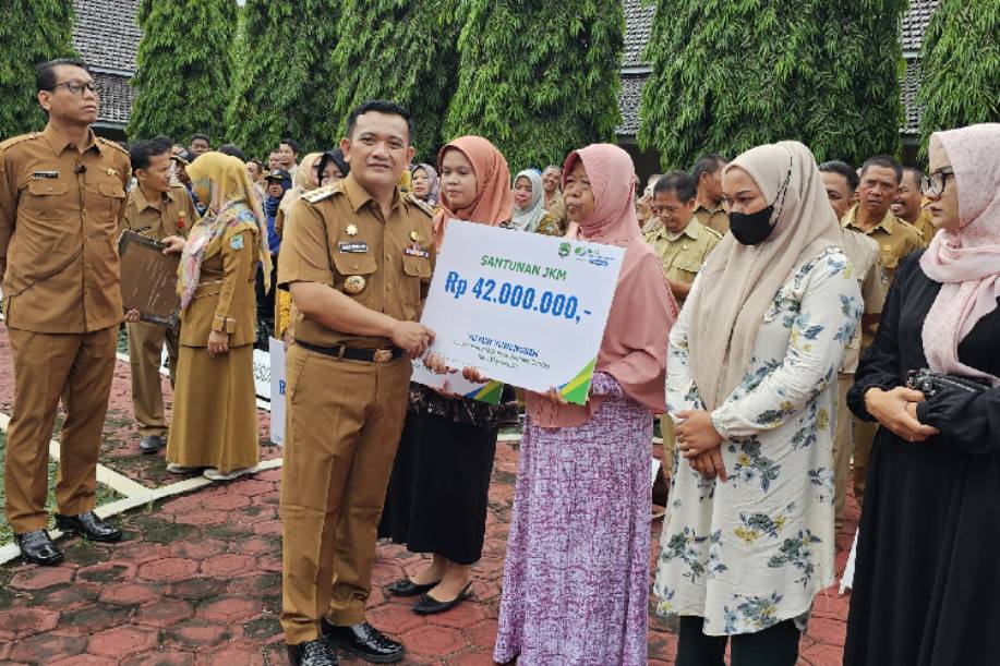 Meninggal saat Bertugas, Dua Petugas KPPS di Majalengka Terima Santunan Rp42 Juta