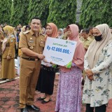 Meninggal saat Bertugas, Dua Petugas KPPS di Majalengka Terima Santunan Rp42 Juta