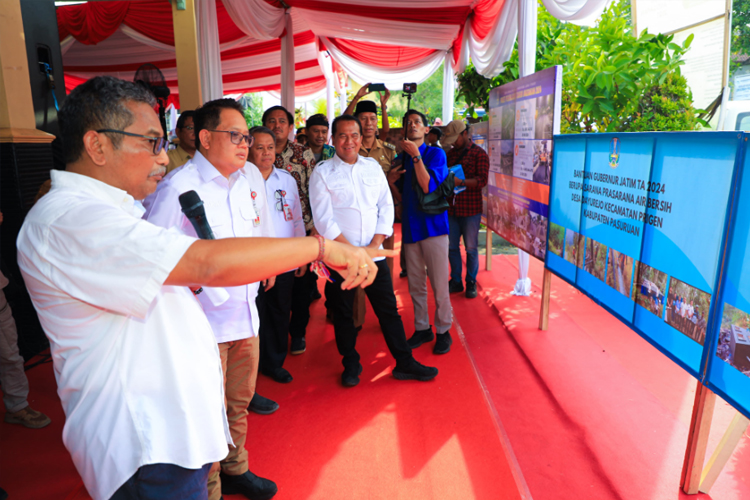 Hari Bakti PU ke-79, Pj Gubernur Adhy Serahkan Berbagai Bantuan Alat Pekerjaan Umum