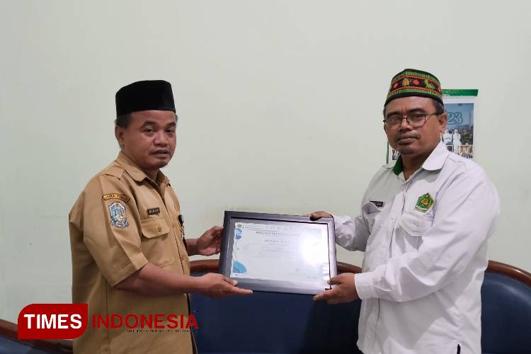 Mukani, Guru SMAN 1 Jombang saat menerima Penghargaan Guru Teladan Literasi Tingkat Jawa Timur di kantor Kemenag Jombang, Senin (2/12/2024) kemarin. (FOTO: Dok. Mukani for TIMES Indonesia)