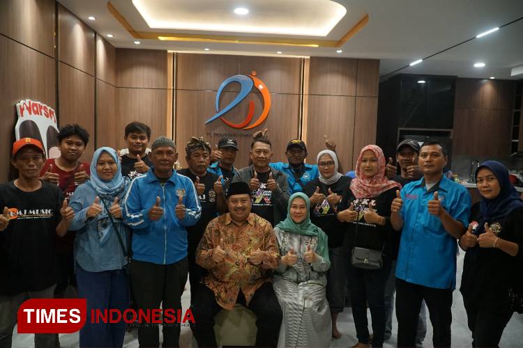 Kediaman Warsubi Diserbu Ratusan PKL, Usai Unggul Hasil Quick Count Pilkada Kabupaten Jombang