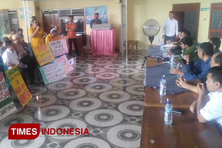 Usai Didemo Warga Sumberame Gresik, Pabrik Tepung Ikan Janji Atasi Limbah