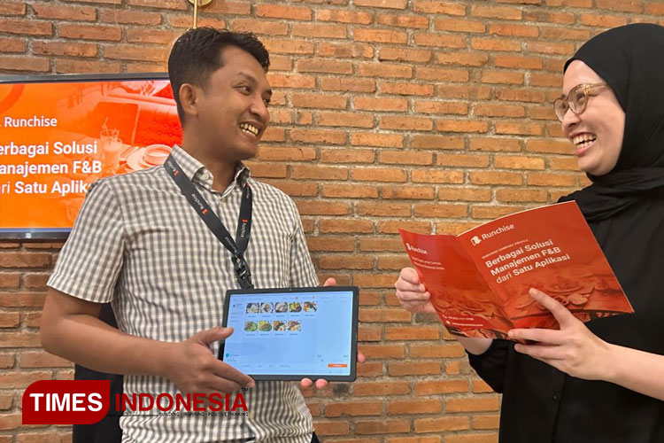 Business Development Manager Runchise, Husien Febriyanto (kanan) saat acara
