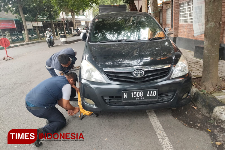 Operasi Parkir Dadakan, Dishub Kota Malang Gembok 7 Mobil