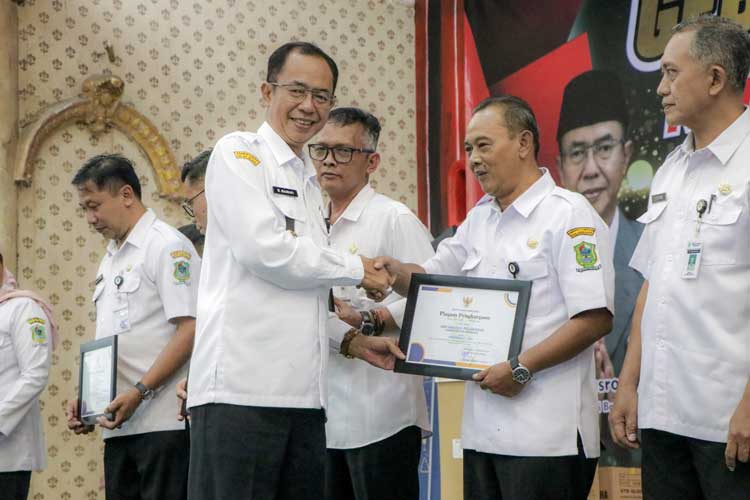 Pj Bupati Banjarnegara Muhammad Masrofi saat berikan hadiah gebyar pajak daerah. (FOTO: Kominfo Banjarnegara for TIMES Indonesia)