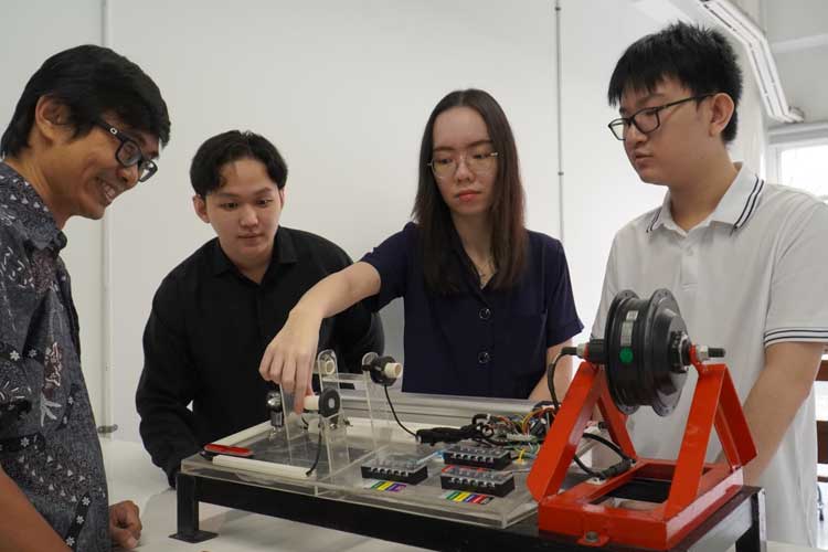 Para mahasiswa FTI PCU yang asyik belajar di Laboratorium Smart System. (Foto: PCU for TIMES Indonesia)